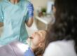 Cât rezistă un implant dentar?